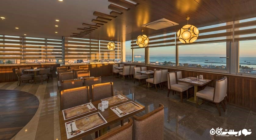 رستوران با چشم انداز دریا